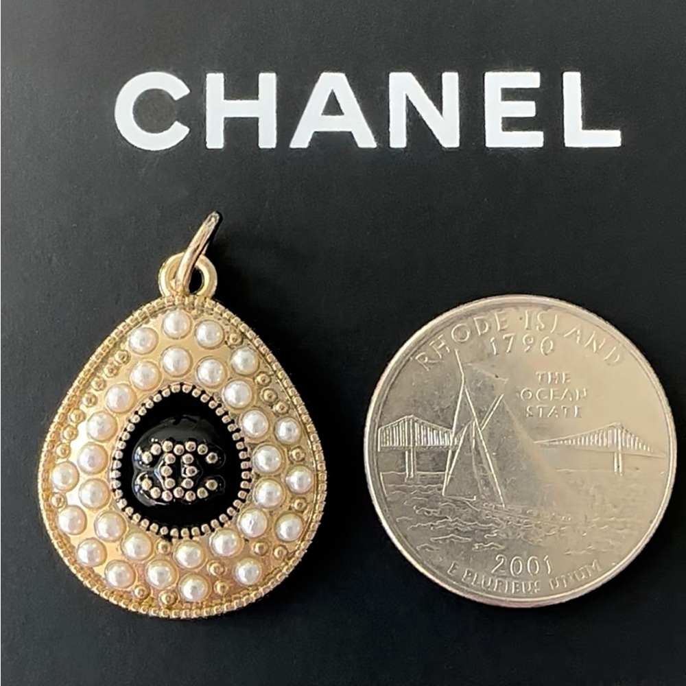 VINTAGE AUTHENTIC CHANEL PEARL BEAD CC BLACK AND GOLD TONE ZIPPER PULL PENDANT - Picture 5 of 6
